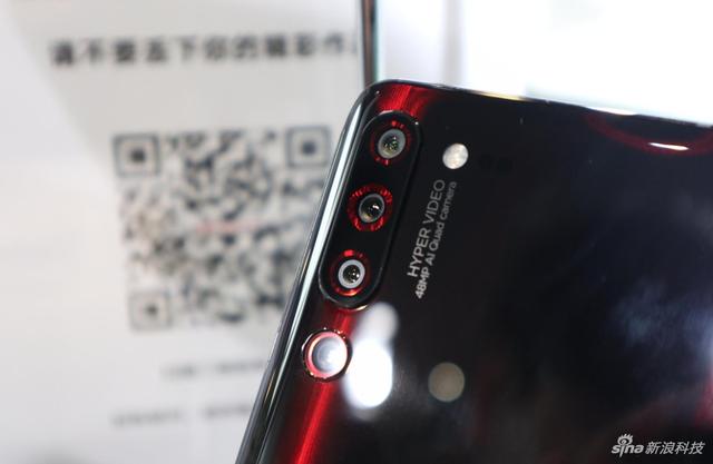 正面的水滴屏背面有四摄 联想Z6 Pro现场实拍