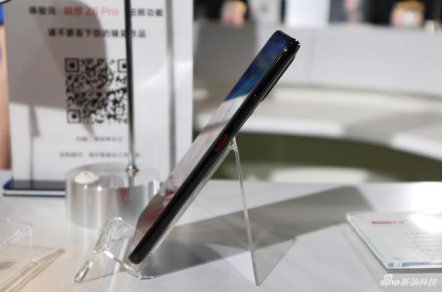 正面的水滴屏背面有四摄 联想Z6 Pro现场实拍