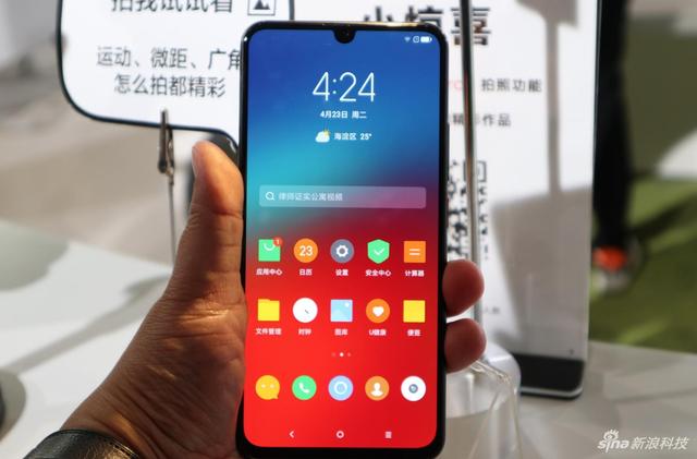正面的水滴屏背面有四摄 联想Z6 Pro现场实拍