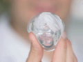 可食用水球问世了! 外形酷似“乳房假体”