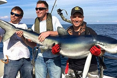 垂钓者英海域捕获228斤重蓝鲨 破58年来纪录