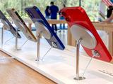 苹果在Apple Store采用MagSafe展示架，悬空展示iPhone 12