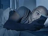 睡前经常玩手机会增加抑郁几率！手机再好玩也别玩身