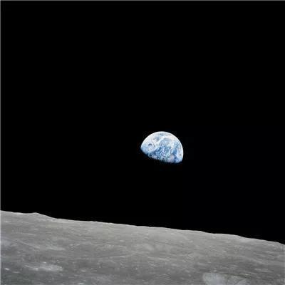(阿波罗8号宇航员在绕月轨道上拍摄的地球图像。人类有史以来第一次亲眼目睹了自己居住的星球从另一个天体的地平线上升起。图片来源:NASA)