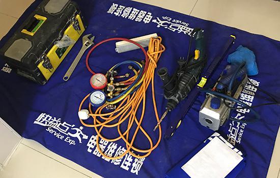摆放整齐的安装工具