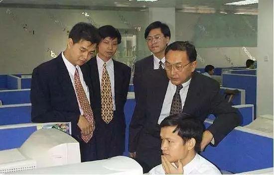 图:在金山时的雷军(左二)和求伯君(左一)
