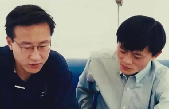年轻时的蔡崇信与马云