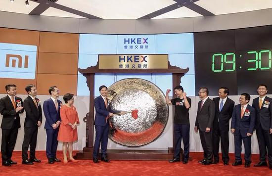 ▲7月9日上午9点30分,小米正式在港交所挂牌交易,图为敲钟现场。