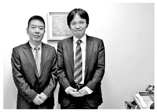 图为本报记者蒲建安(左)采访日本电子商务法律专家、英知法律事务所律师森亮二。森亮二律师向本报记者介绍了日本如何通过对现有法律的修改等方式,实现对电子商务的有效管理。