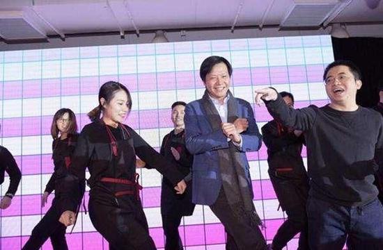 ▲“小米家宴”上,雷军和大家一起跳舞 图片来源:网络