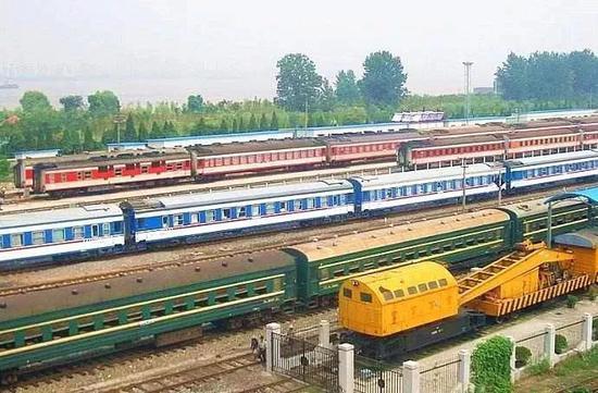 普速列车,运行速度基本上在80-120km/h左右。