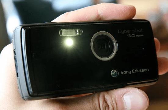 ▲ 索尼爱立信首款 500 万像素手机 K850i。 图片来自:gizmodo