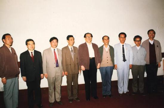 1989年江泽民视察青海合影(右二为高世扬)