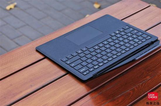 至于键盘本身的手感,Surface Laptop 2 还是那个熟悉的“香味”。