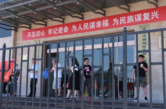 劳动人事争议仲裁院门口神情凝重的人们
