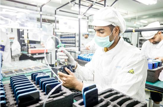 vivo印度工厂生产线的工人