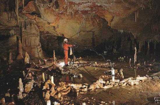 圆环之谜:17.6万年前,现位于法国的布吕尼屈厄洞穴内,尼安德特人取下了4吨重的石笋,并用其搭建了一个看似缺少实际用处的圆环形结构。(图片来源:Etienne FABRE - SSAC)