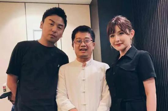 马伯庸和《长安十二时辰》演员雷佳音、热依扎的合影 图源:热依扎微博