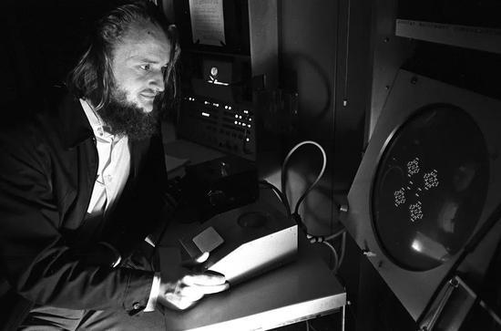 1974年,康威在玩生命游戏。| 图片来源:Kelvin Brodie / The Sun News Syndication