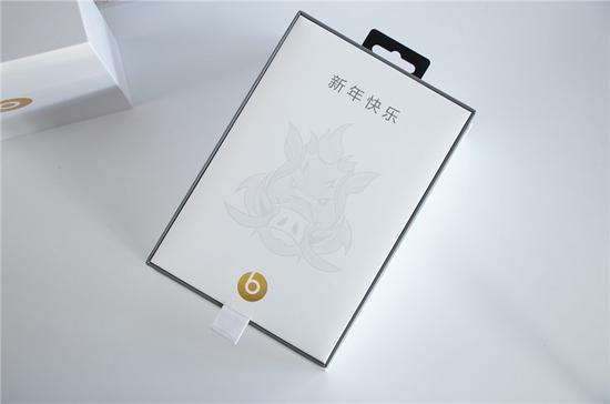 耳机本体被一个特别版定制保护袋保护着,保护袋也印有金猪花纹。