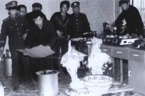 王洪成表演水变油