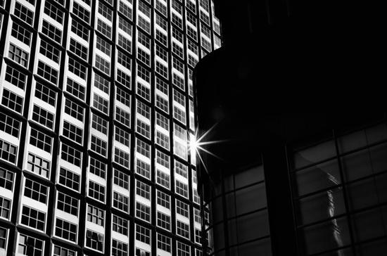 RF系统下的50mm F1.2镜头在眩光的控制上可以明显看出成绩