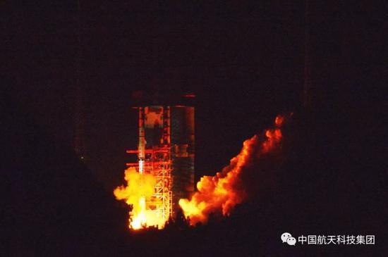 长征四号丙运载火箭成功发射嫦娥四号中继星“鹊桥”(高剑 摄)