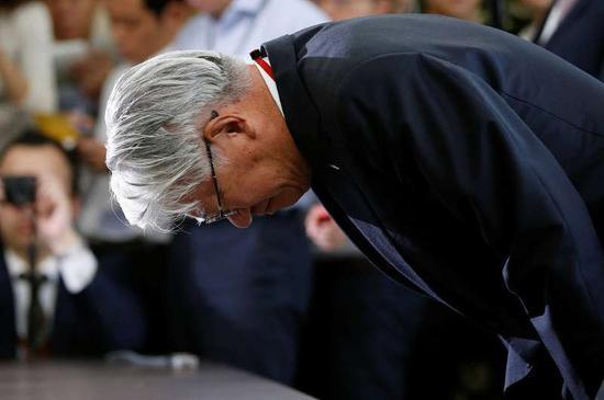 2017年10月12日,时任日本神户制钢董事长兼社长川崎博也首次就公司篡改数据丑闻向公众鞠躬致歉