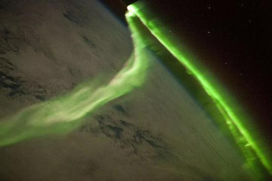 国际空间站上拍到的犹如长蛇状的北极光弧(源自:NASA / SPL/ BARCROFT MEDIA LTD)