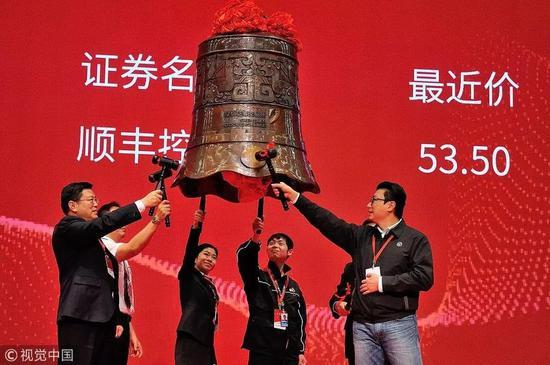 王卫后面的年轻小伙,就是被打的顺丰快递员