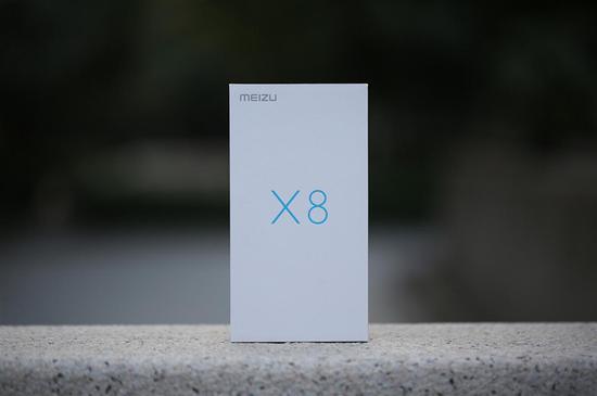 魅族 X8的包装外观,通体纯白的盒子简单烙印魅族与“X8”的醒目logo与名字。