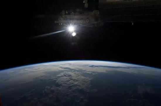 (国际空间站上看到的太阳照耀下的地球。图片来源NASA)