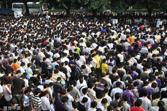 2010年富士康普工招募(图片来源:视觉中国)