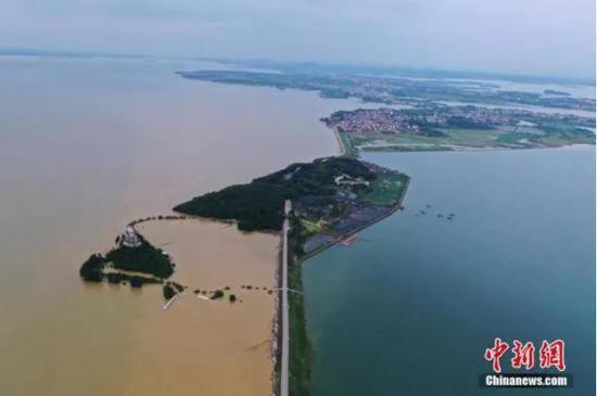 暴雨后的鄱阳湖,一侧为清澈的鄱阳湖内湖珠湖,一侧为因暴雨变浑浊的鄱阳湖外湖(来源:中国新闻网)