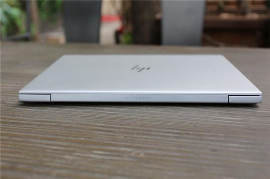 ↑↑↑笔记本的背面,金属转轴上印有淡淡的EliteBook字样