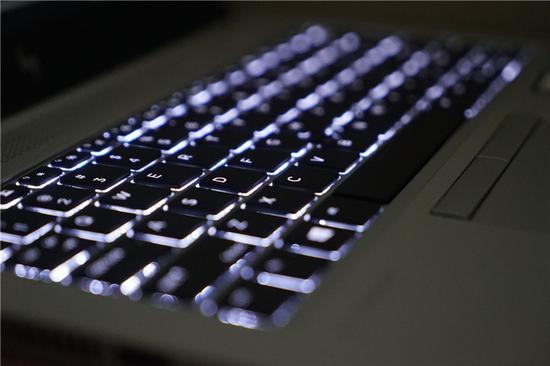 ↑↑↑惠普EliteBook 830 G5的键盘拥有两档背光,夜间使用也毫无压力