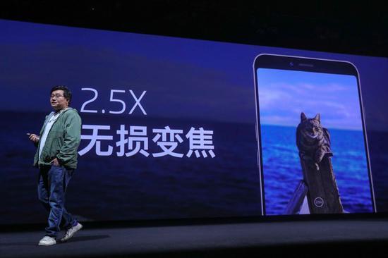 支持2.5倍无损变焦