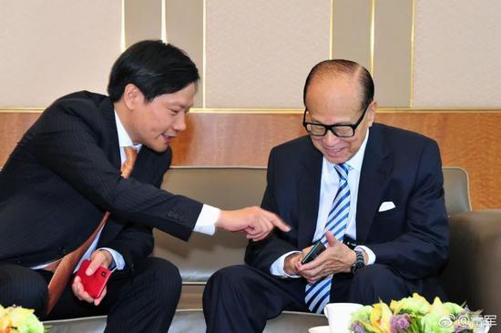2018年5月3日,雷军拜访李嘉诚,刚刚向港交所申请上市的小米,宣布与香港首富李嘉诚的长江和记结盟 图 / 雷军微博