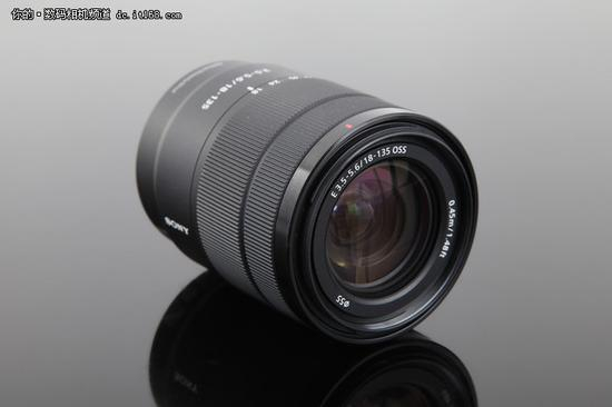 索尼这支E 18-135mm F3.5-5.6 OSS镜头镜身材质为复合材料,有利于控制重量。