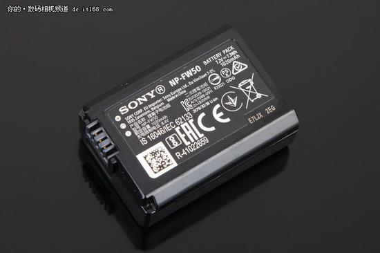 电池的型号为NP-FW50,容量7.3Wh,在索尼的相机家族中通用性较好。