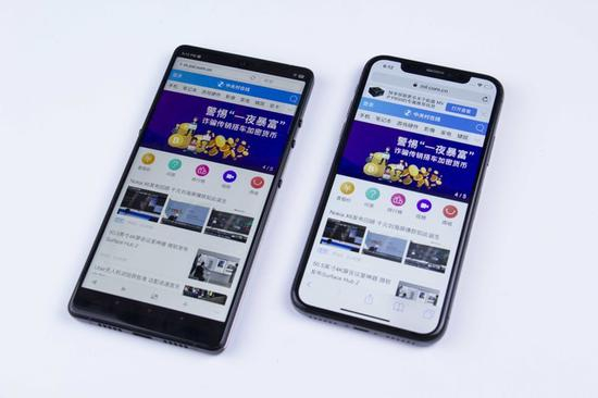 坚果R1(左)和iPhone X(右)