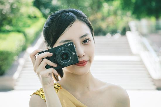 女生单手握持也完全不费力