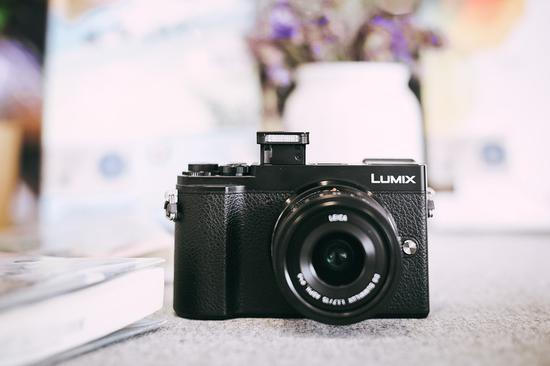 内置弹起式闪光灯,可以在室内或者逆光的环境下进行补光