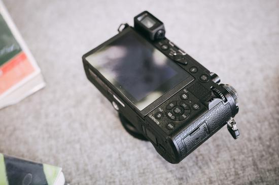 机背按键的触感很不错