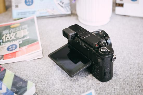 翻折式触屏设计,3.0英寸124万像素