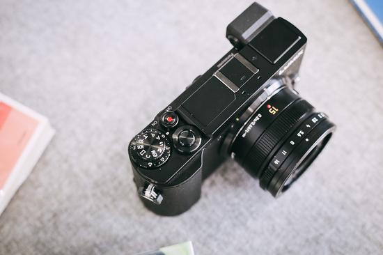 松下LUMIX GX9机顶视图