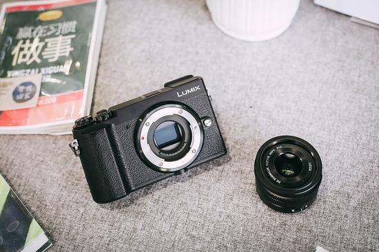 2030万像素Live MOS感光元件,去除低通滤镜画质更精细