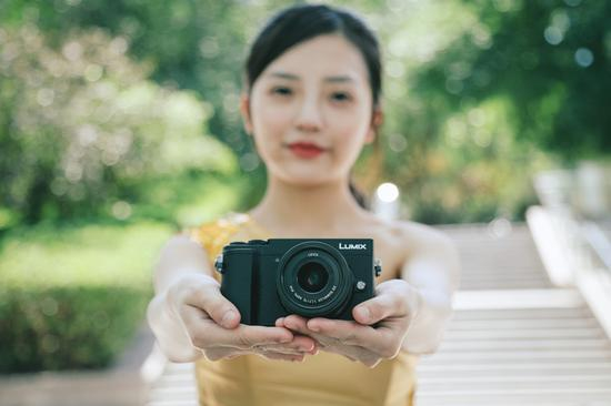 回归到轻巧便携的松下LUMIX GX9