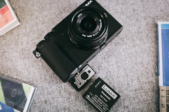 采用1025毫安锂电池