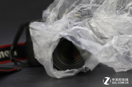 最简单的就是用塑料袋罩上相机